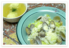 アサリとキャベツの簡単リゾット、卵とパン粉のスープ